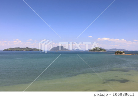 香川県三豊市三野町の海上に浮かぶ子供の守り神「津嶋神社」と志々島、高見島などの塩飽諸島 106989613