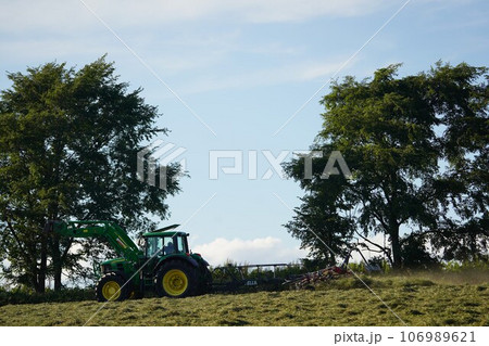 北海道の夏の風景　牧草作業 106989621