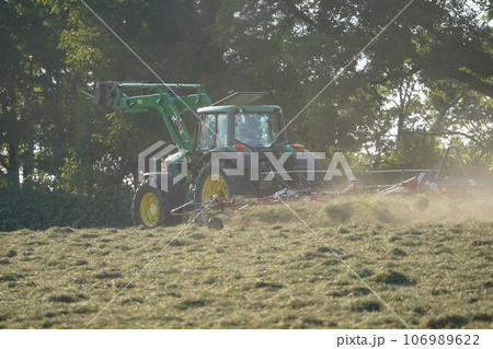 北海道の夏の風景　牧草作業 106989622