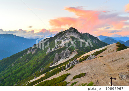 夕暮れの北アルプス燕岳 106989674
