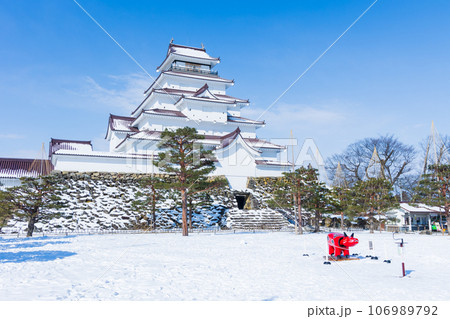 日本100名城 雪晴れの鶴ヶ城(会津若松城) 天守と赤べこ 日本100名城 雪晴れの鶴ヶ城(会津若松城) 天守と赤べこ 106989792