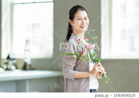 花を持つシニア女性 106989820
