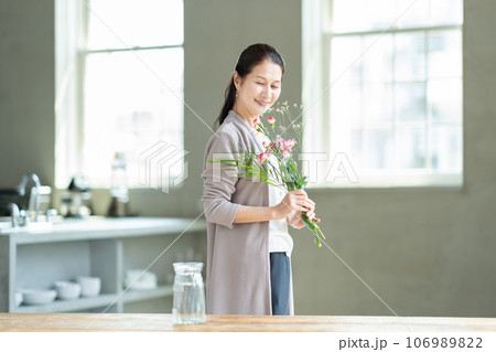 花を生けるミドル女性 106989822