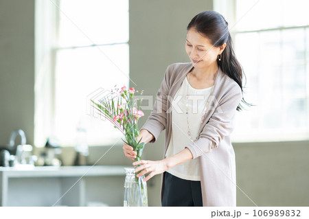 花を生けるシニア女性 花を生けるシニア女性 106989832