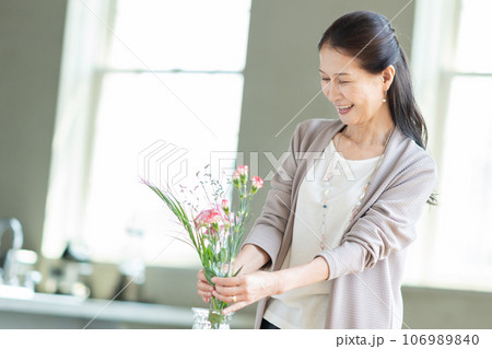 花を持つシニア女性 花を持つシニア女性 106989840