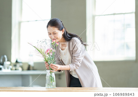 花を生けるシニア女性 106989843