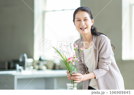 花を持つシニア女性 106989845