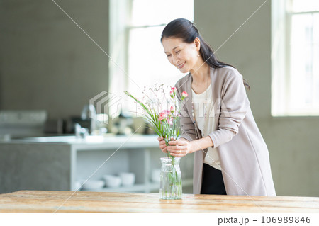 花を生けるシニア女性 花を生けるシニア女性 106989846