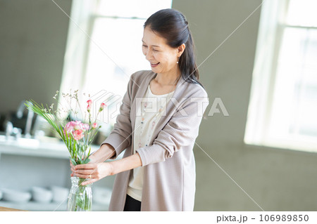 花を持つミドル女性 106989850