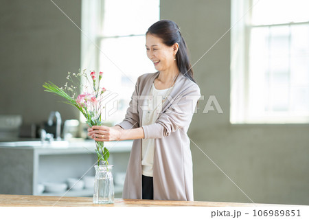 花を生けるシニア女性 花を生けるシニア女性 106989851