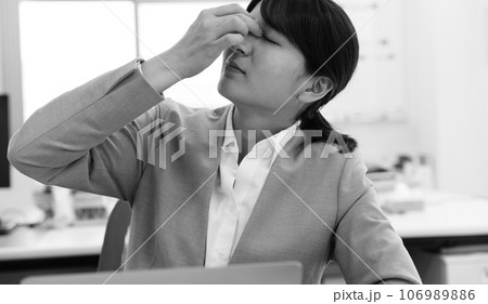 疲れを感じる女性会社員モノクロイメージ 疲れを感じる女性会社員モノクロイメージ 106989886