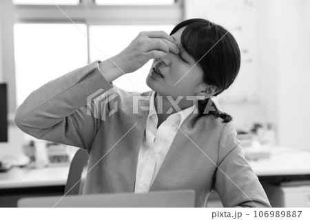 疲れを感じる女性会社員モノクロイメージ 106989887