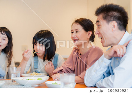 みんなでごはんを食べる大家族 みんなでごはんを食べる大家族 106989924