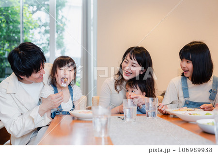 みんなでごはんを食べる大家族 みんなでごはんを食べる大家族 106989938
