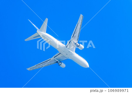 青空と離陸する飛行機 106989971