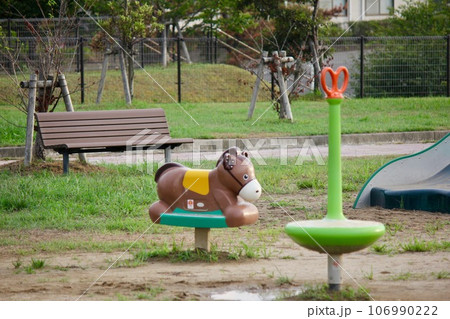 公園で遊ぶ女の子 106990222