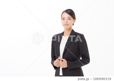 スーツを着た20代女性の立ち姿 106990319