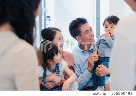 孫たちの家を訪問する祖父母 孫たちの家を訪問する祖父母 106990492