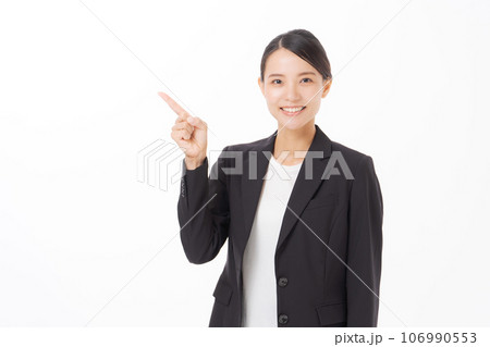 指を差すスーツ姿の女性 106990553