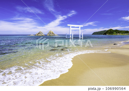 二見ヶ浦の透明感あふれる美しい海と白い鳥居と夫婦岩（福岡県糸島市） 106990564