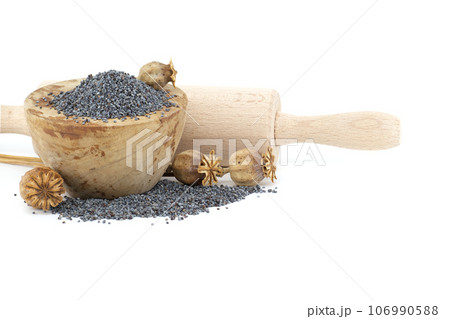 Heap of poppy seeds and dried pod isolated on white Heap of poppy seeds and dried pod isolated on white 106990588
