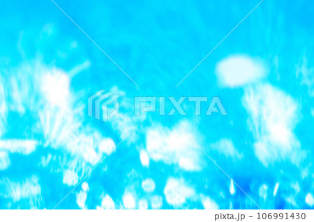 みずみずしい白地に全面青・水色に絞り染め風に染まった水彩画風抽象テクスチャー 106991430