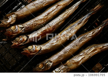 焼き網で焼かれるししゃも 106991705