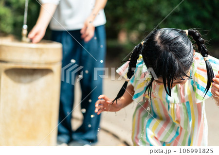 頭から水を浴びる女の子 頭から水を浴びる女の子 106991825