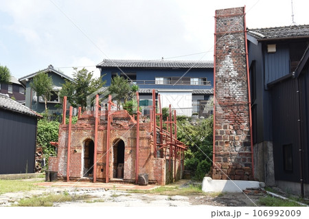 やきもの散歩道煉瓦の煙突のある景 106992009