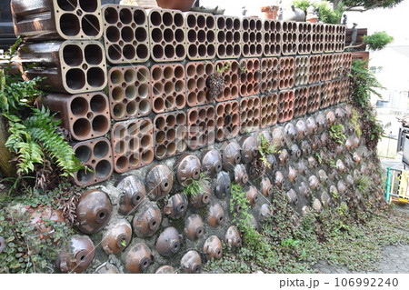 常滑市のやきもの散歩道でみられる擁壁 常滑市のやきもの散歩道でみられる擁壁 106992240