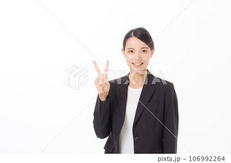 ピースをする笑顔のビジネスウーマン 106992264