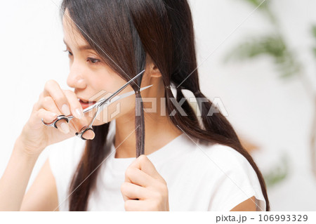 ヘアドネーションをする女性 106993329