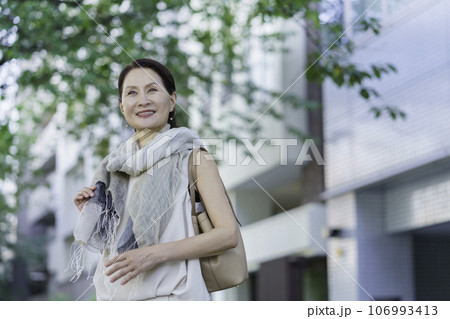 屋外のシニア女性のファッションポートレート 屋外のシニア女性のファッションポートレート 106993413