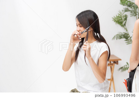 ヘアドネーションをする女性 ヘアドネーションをする女性 106993496
