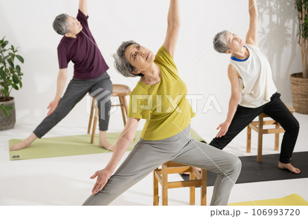 シニアヨガ・椅子ヨガをする60代の女性 106993720