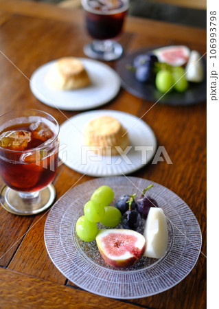 フルーツとスコーンが並ぶ食卓 フルーツとスコーンが並ぶ食卓 106993798