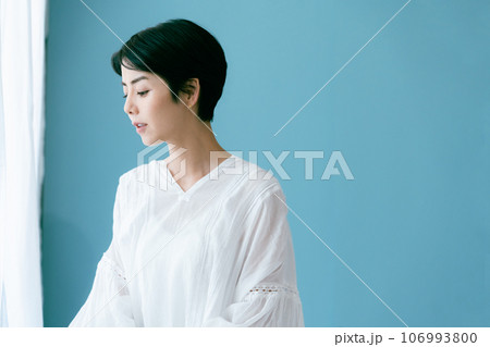 窓辺で考える女性 窓辺で考える女性 106993800