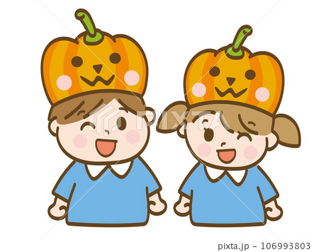 ハロウィンのカボチャの帽子をかぶる男の子と女の子_保育園児の兄妹 106993803