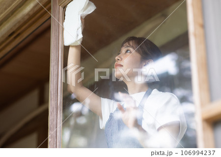 古民家の窓を拭く若い女性 古民家の窓を拭く若い女性 106994237
