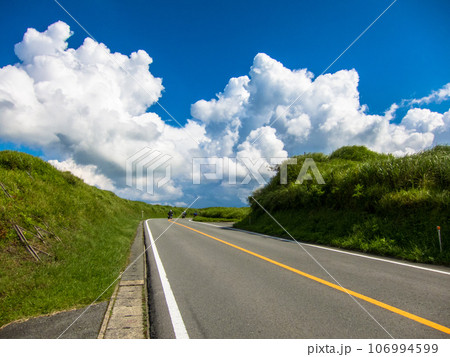 やまなみハイウェイのまっすぐな道 106994599