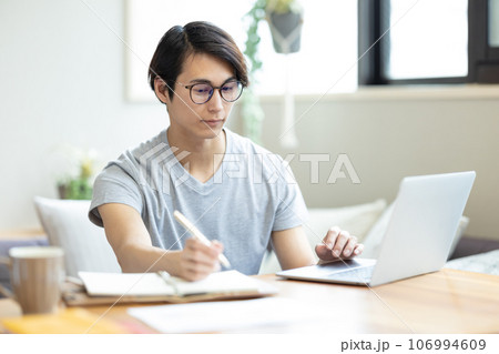 パソコンで仕事をする男性 106994609