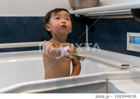お風呂に入る子供 乳児 お風呂に入る子供 乳児 106994636