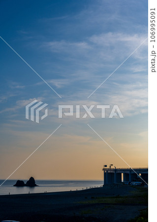 新潟県／親不知の北陸自動車道、国道8号線 106995091