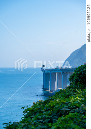 早朝の親不知海岸/新潟県/親不知の北陸自動車道、国道8号線 早朝の親不知海岸/新潟県/親不知の北陸自動車道、国道8号線 106995126