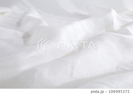リネンクロスのドレープ背景　ホワイト 106995372