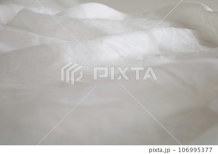 リネンクロスのドレープ背景　ホワイト 106995377