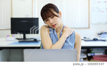 疲れを感じる女性会社員イメージ 疲れを感じる女性会社員イメージ 106995597