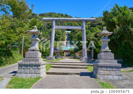 千葉県館山市の洲崎神社の大鳥居越しに随身門と厄祓坂(石段)を見る 106995675