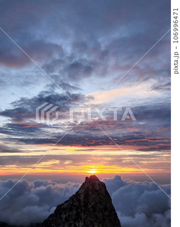 夕陽と雲海を背にした岩 夕陽と雲海を背にした岩 106996471