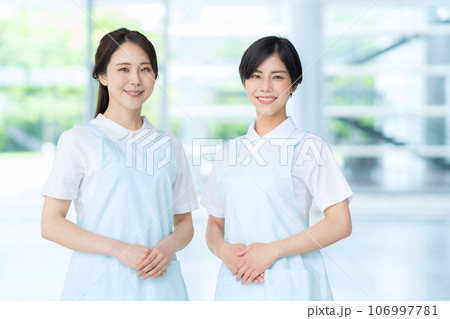 保育園で働く保育士の若い女性 保育園で働く保育士の若い女性 106997781